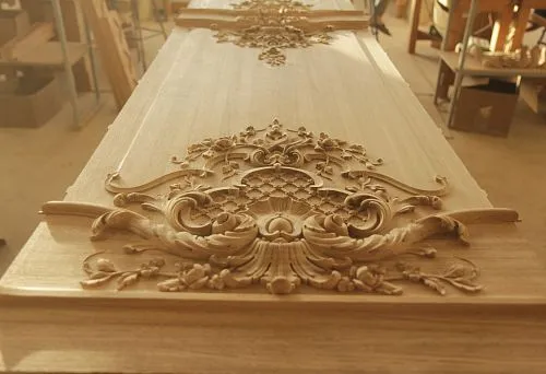 Изысканное настенное украшение с цветочным узором – элегантное решение для стильного интерьера.