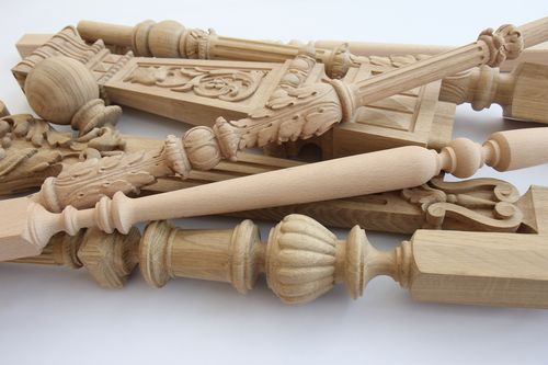 Square Balusters from the manufacturer Stavros. Photo of balusters made of solid oak and beech