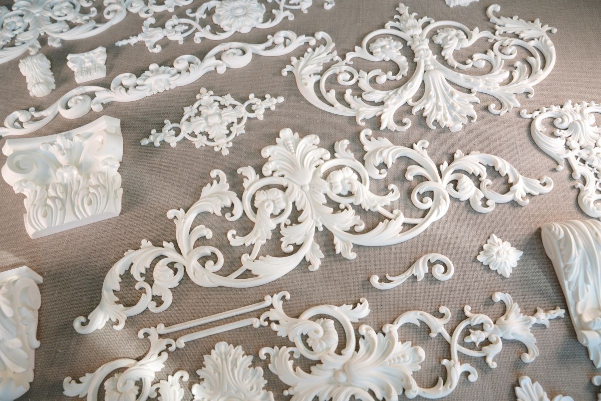White polyurethane decor with floral motifs