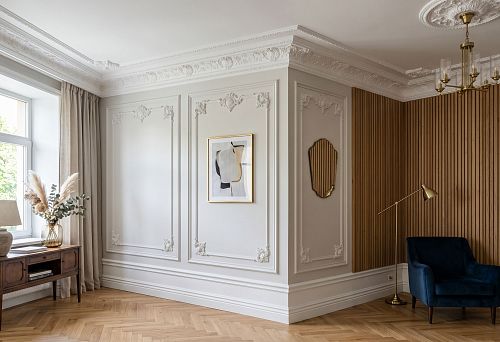 Baseboard and ceiling cornice for walls with stucco decor and wooden slats: how to choose a unified interior frame