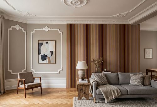 Stucco decor, wooden slats and baseboards: how to combine walls, ceiling and floor in one interior