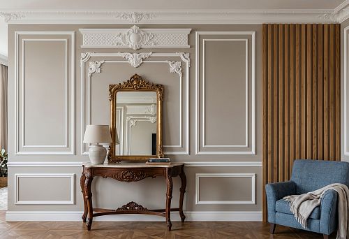 Polyurethane wall decor and wooden elements: how to combine moldings, slats, baguettes, and furniture decor