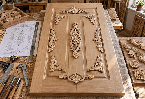 Carved elements for doors: how to calculate a symmetrical layout on the door leaf