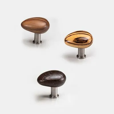 Furniture handle Pebble HL-065-2M из массива дерева с металлическим основанием - вид сбоку