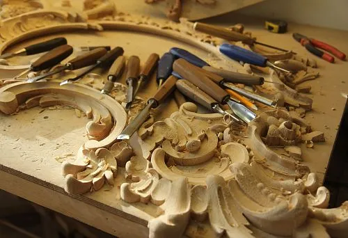 Wood carving and tool set for creating decorative finishes,