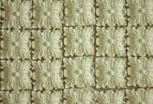 Ceiling molding element with classic pattern for interior