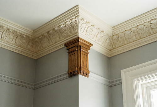 Decorative polyurethane ceiling cornice with embossed pattern and wooden corners for neat finishing