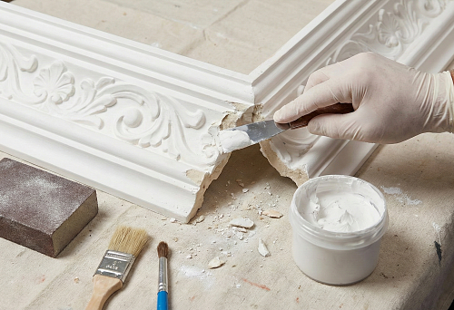 Restoration of polyurethane stucco: repair of a chip on a cornice with profile restoration