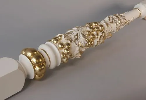 Carved column element with grapevine ornament and gold accents &ndash; an exquisite accent in the interior.