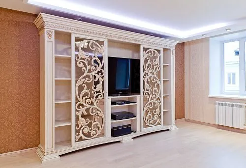 Cabinet with carved fronts and refined decorative elements emphasizing the elegance of the interior.