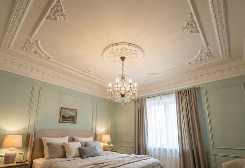Ceiling decor for the bedroom: how to choose calm polyurethane molding