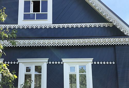 Mouldings, frames, and other decorative elements in the overall ensemble of a country house