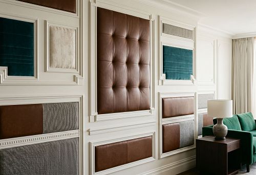 Stucco decor and soft panels on the wall: how to combine polyurethane moldings with textile and leather inserts