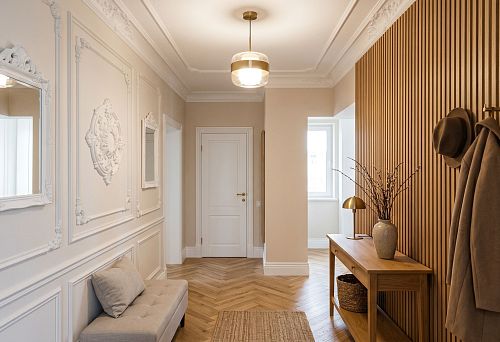 Stucco decor and wooden slats in the hallway: how to design walls, ceiling, and baseboard