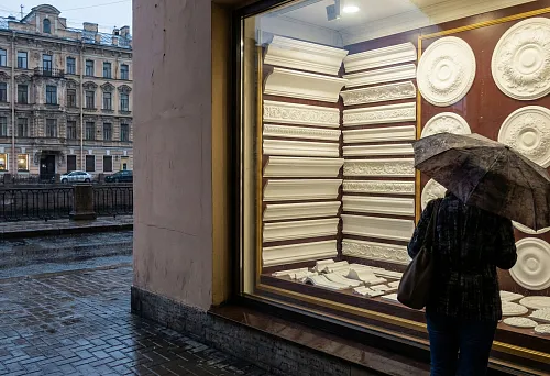Storefront in Saint Petersburg with samples of polyurethane stucco: cornices, moldings, and rosettes