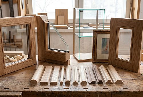 Wooden glazing bead for fixing glass