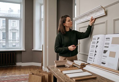 Moldings for Finishing in St. Petersburg: How to Choose and Buy Decorative Profiles for Interiors
