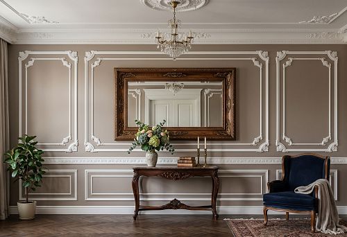 Polyurethane wall decor and wooden baguette in the interior
