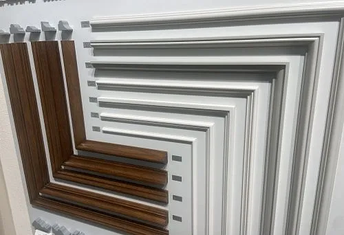 Wooden corner moldings for vintage-style decoration