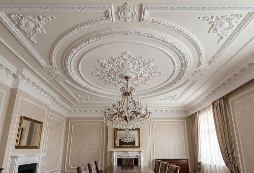 Ceiling decor around the chandelier: how to choose a rosette, moldings, and polyurethane stucco