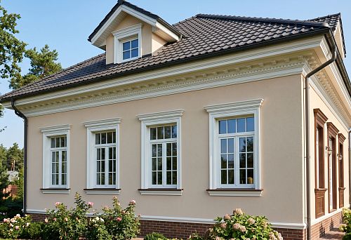 Polyurethane crowning cornice for facade: how to choose the top profile under the roof