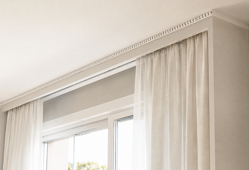 KPU-006 11 &times; 9 mm carved moulding on the front edge of a concealed ceiling cornice