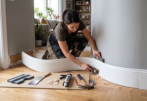MDF baseboard for curved walls: how to install neatly and close gaps