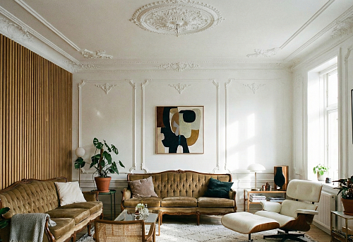 Living room finishing with decorative slats and polyurethane stucco on walls and ceiling in an eclectic interior