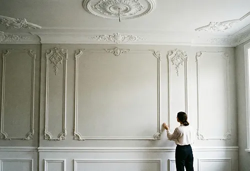 polyurethane wall finish with decorative elements in a classic interior