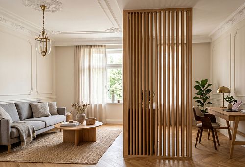 Stucco decor and a wooden slat partition: how to zone a room beautifully without overloading it
