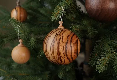 Natural ornaments for the tree: wooden balls in various shades.