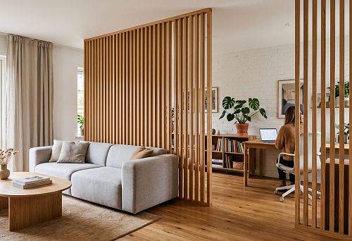 Slat panels for room zoning: how to separate space beautifully without a solid partition