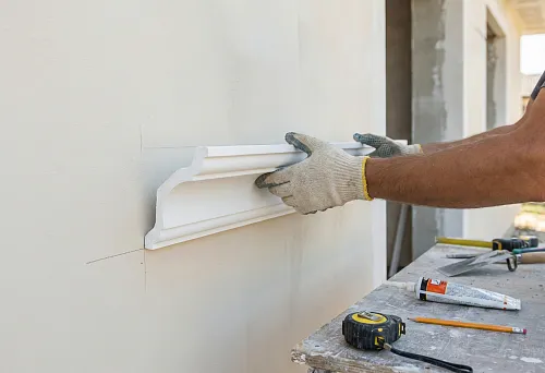 Polyurethane facade stucco &mdash; installation of facade molding on a prepared wall, level marking, adhesive application and element pressing, tools for installing facade decor