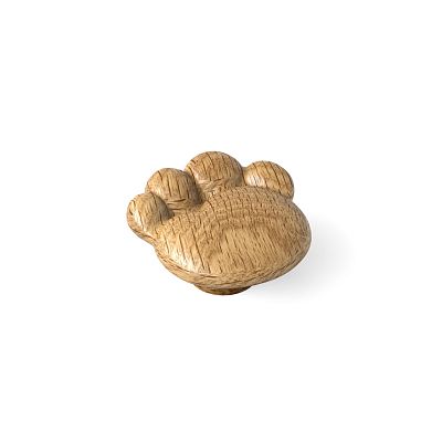 Furniture handle из дерева в форме лапы на белом фоне