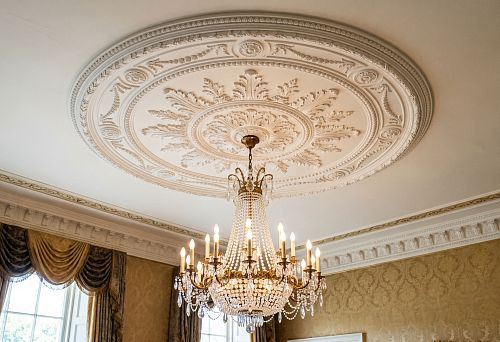 Large-format polyurethane ceiling rosette: how to choose a large stucco decor for a chandelier
