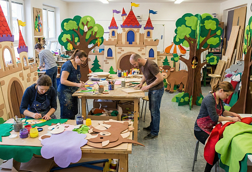 художники оформляют детские сценические элементы из безопасных материалов