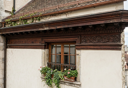 Wooden Cornice: The Architectural Horizontal That Changes Everything