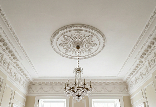 Neoclassical Ceiling: How to Choose Cornice, Rosette, and Frieze Without Overloading