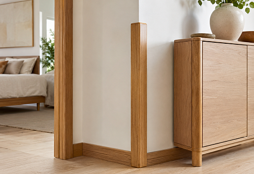 Wooden decorative corner piece for protecting the outer corner of a wall
