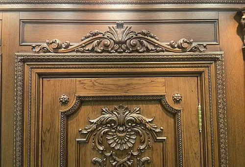 Corner element for molding in a classic interior