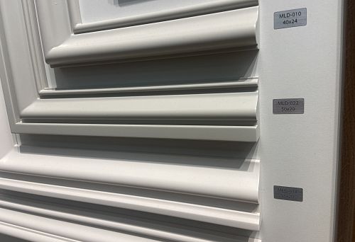 White moldings of different profiles and sizes, shown in samples