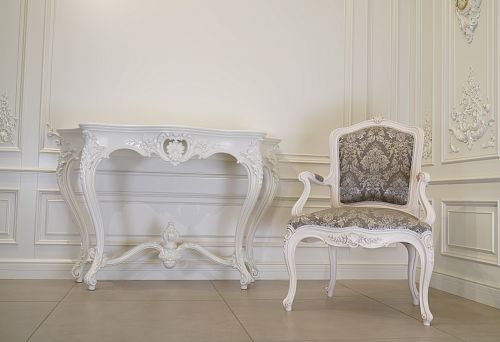 Composition with console and chair in classic style