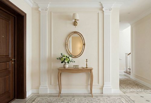 Decorative elements and pilasters in the hallway: how to decorate a narrow wall without visual heaviness