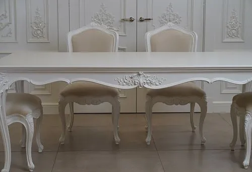 White Dining Table with Elegant Carved Details and Soft Chairs, Creating a Luxurious Style for Restaurants.