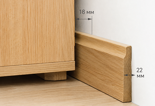 Wooden skirting board PLT-007, 22 mm thick, next to the wardrobe