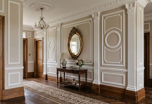 Polyurethane wall decor and wooden baseboard in the interior