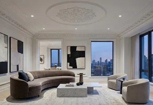 Modern living room with polyurethane ceiling molding: cornices and rosette create a luxurious 2026 interior