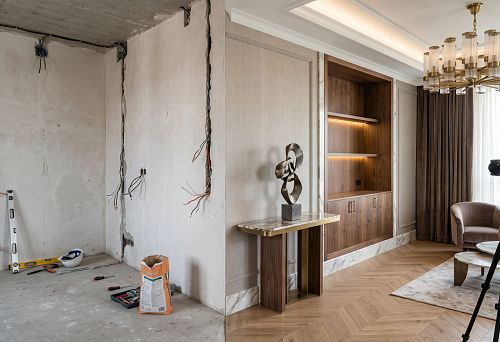 Wooden baseboard, molding, and ceiling cornice in a luxurious interior