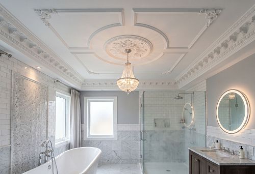 Stucco decor for the ceiling in the bathroom and toilet: how to choose polyurethane elements for wet rooms