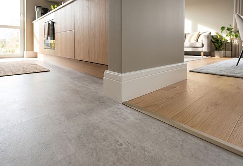 MDF baseboard in a kitchen-living room with different floors: how to beautifully design the transition between coverings